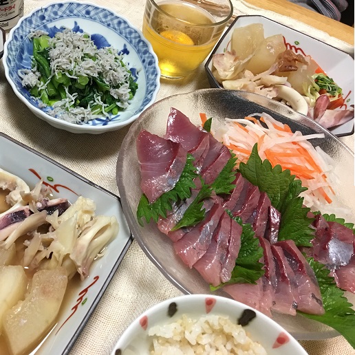 舞茸と冬瓜とイカの煮物中心の夕食の写真
