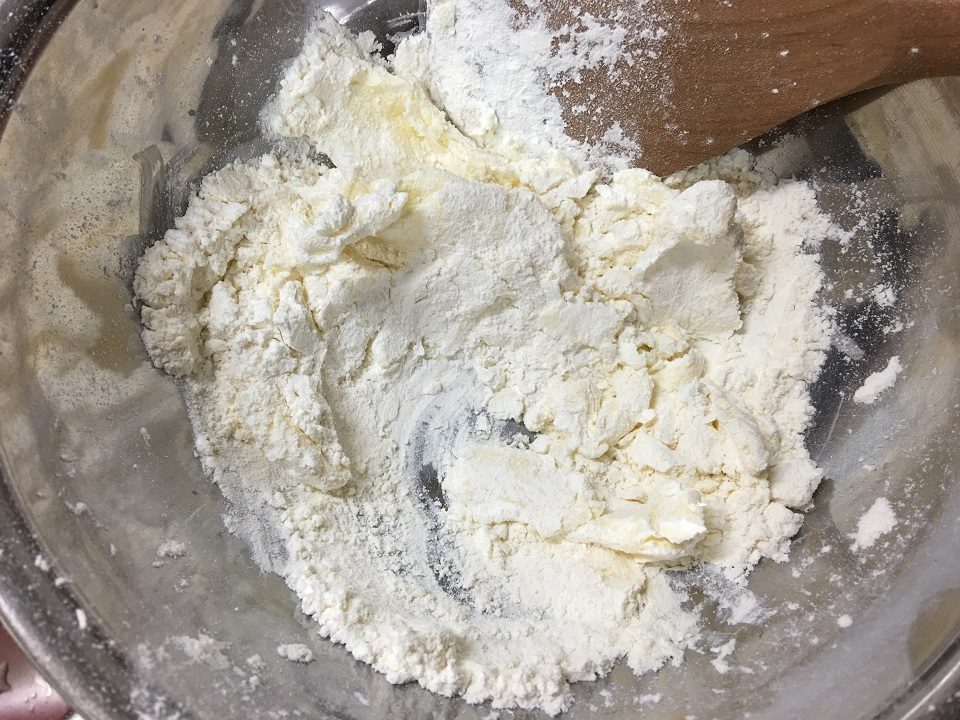 バターに小麦粉を入れた写真