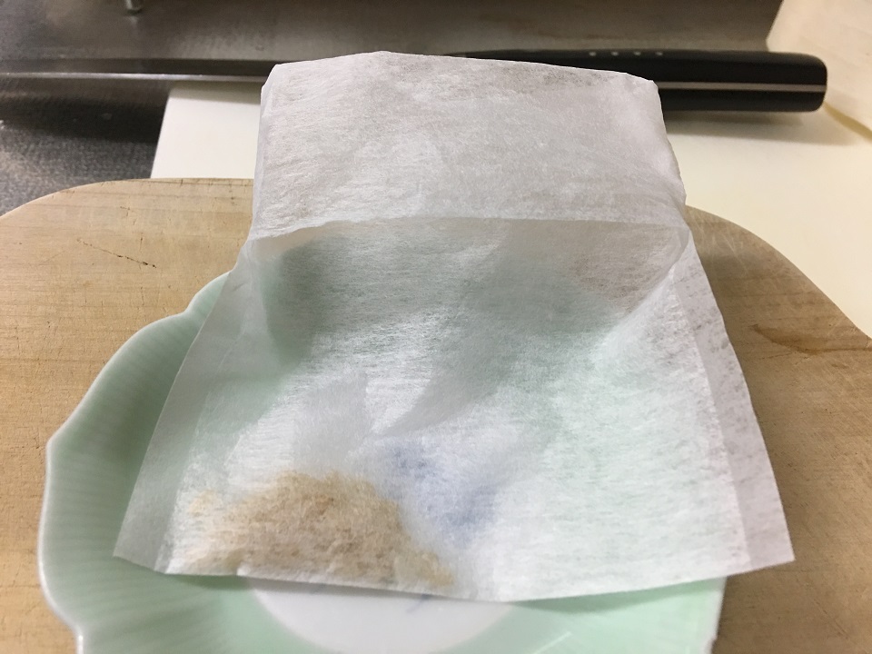 お茶パックに入った米の写真