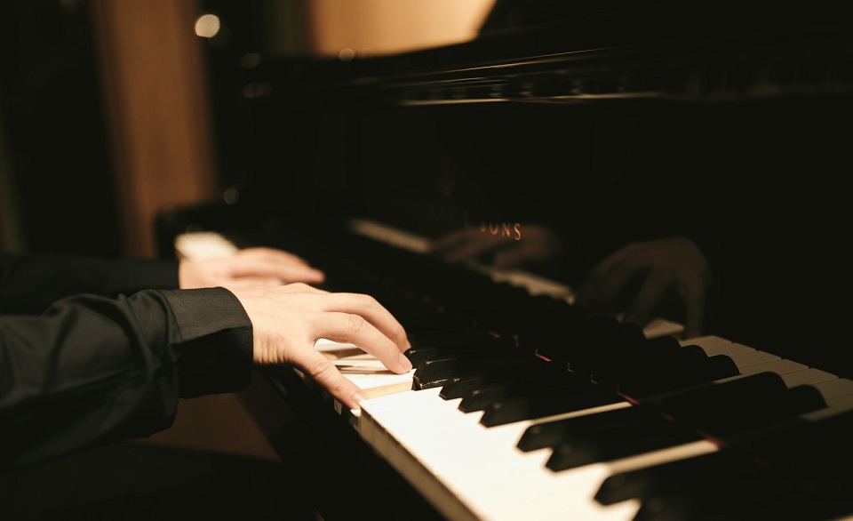ピアノを弾いている男性の写真