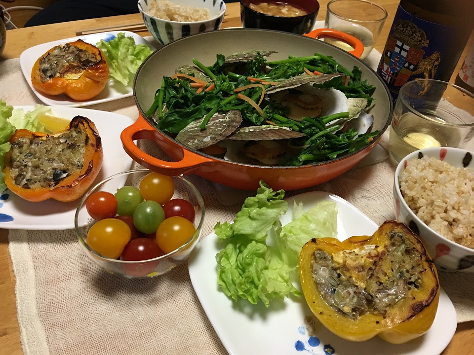 イワシのパプリカ詰めオーブン焼き中心の夕食の写真