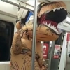 怪獣のコスプレで電車に乗っている写真