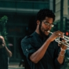 男性がトランペットを吹いている写真