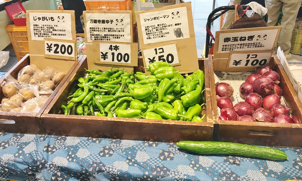 ファーマーズマーケットで野菜をばら売りしている写真