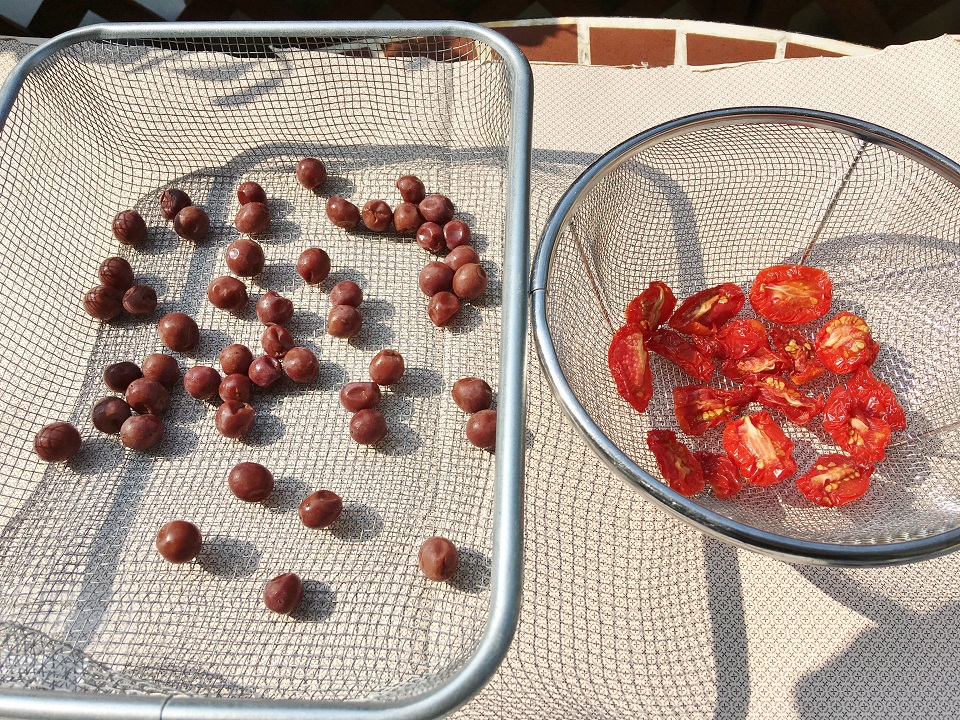 プチトマトと干しブドウの写真