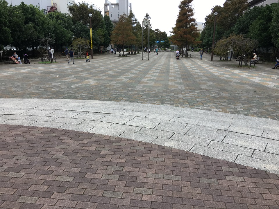 大横川親水公園の広場の写真