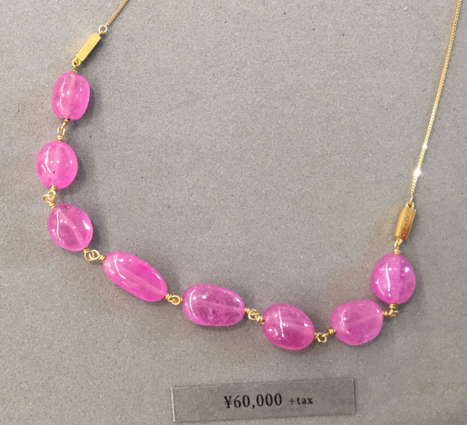 HASUNA のピンクの石のネックレスの写真