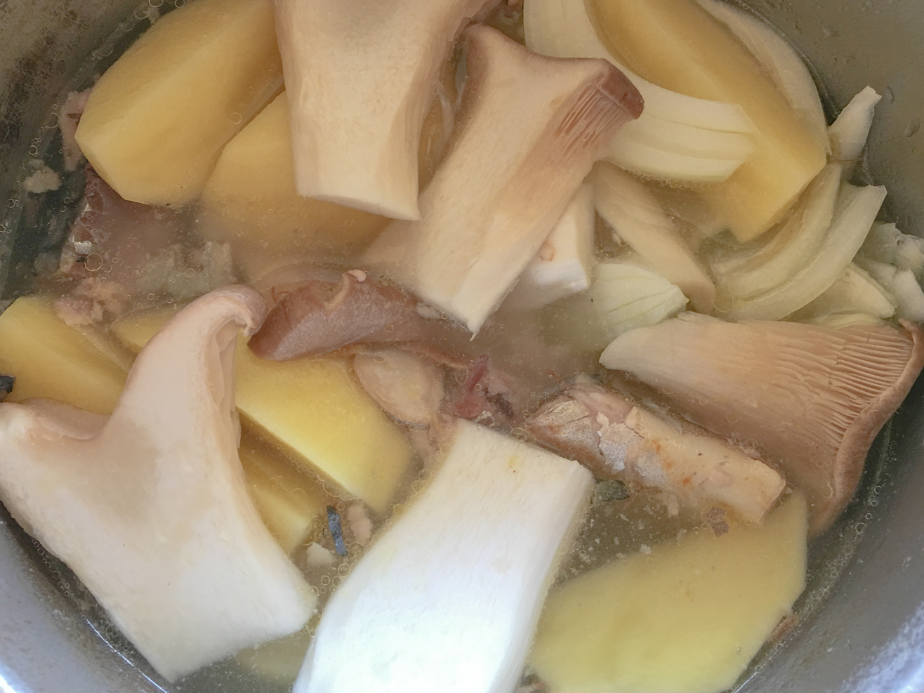 ブロッコリーの鯖缶味噌汁の具材を煮ている写真