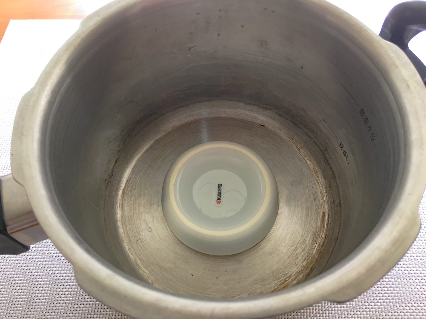 鍋の底に小皿を置いた写真