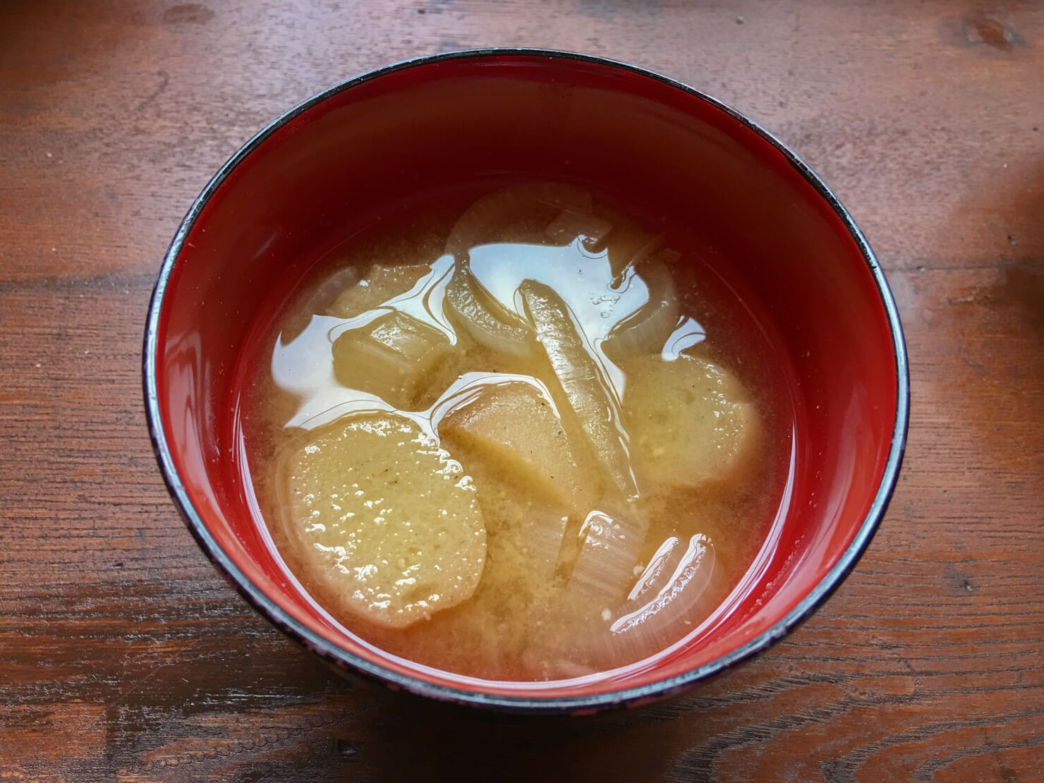 玉ねぎと麩のお味噌汁の写真
