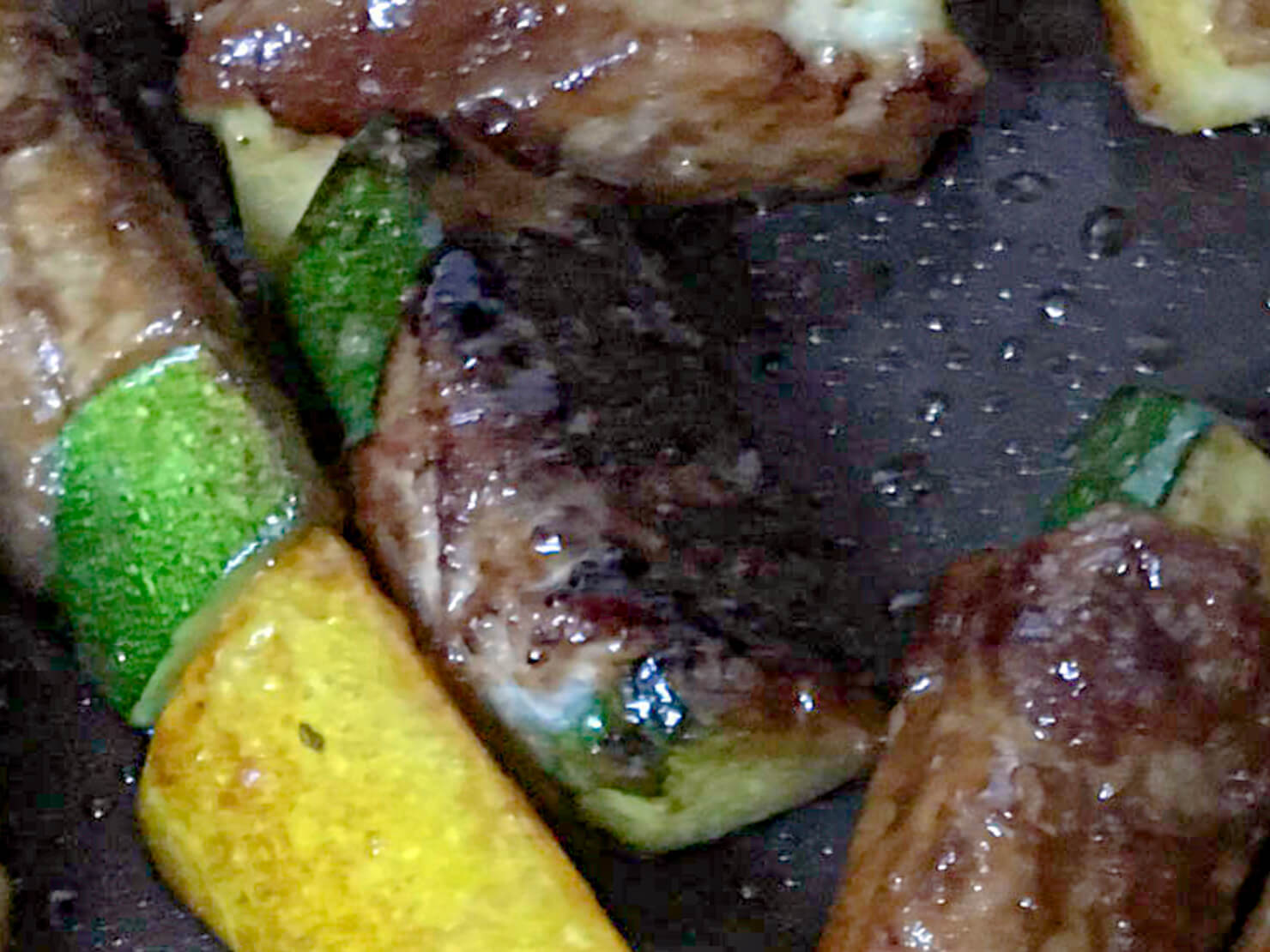 ズッキーニの肉巻きのがフライパンの上で焦げている写真