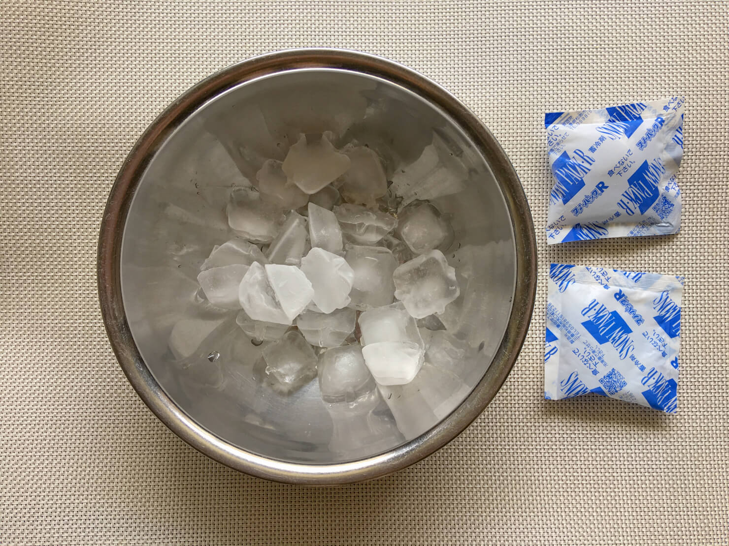 氷と保冷剤の写真