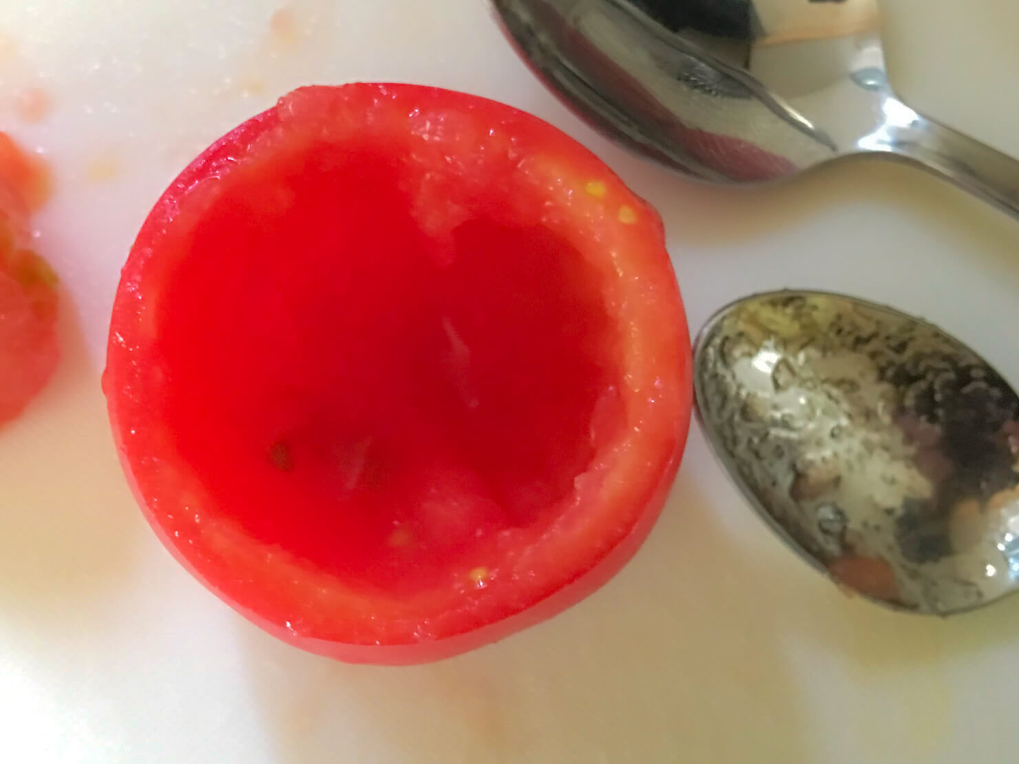 トマトをくり抜いた後の写真