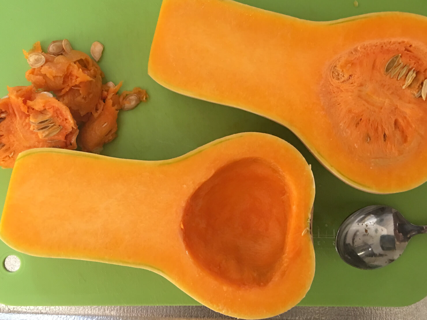 バターナッツかぼちゃの種とワタをとったものの写真