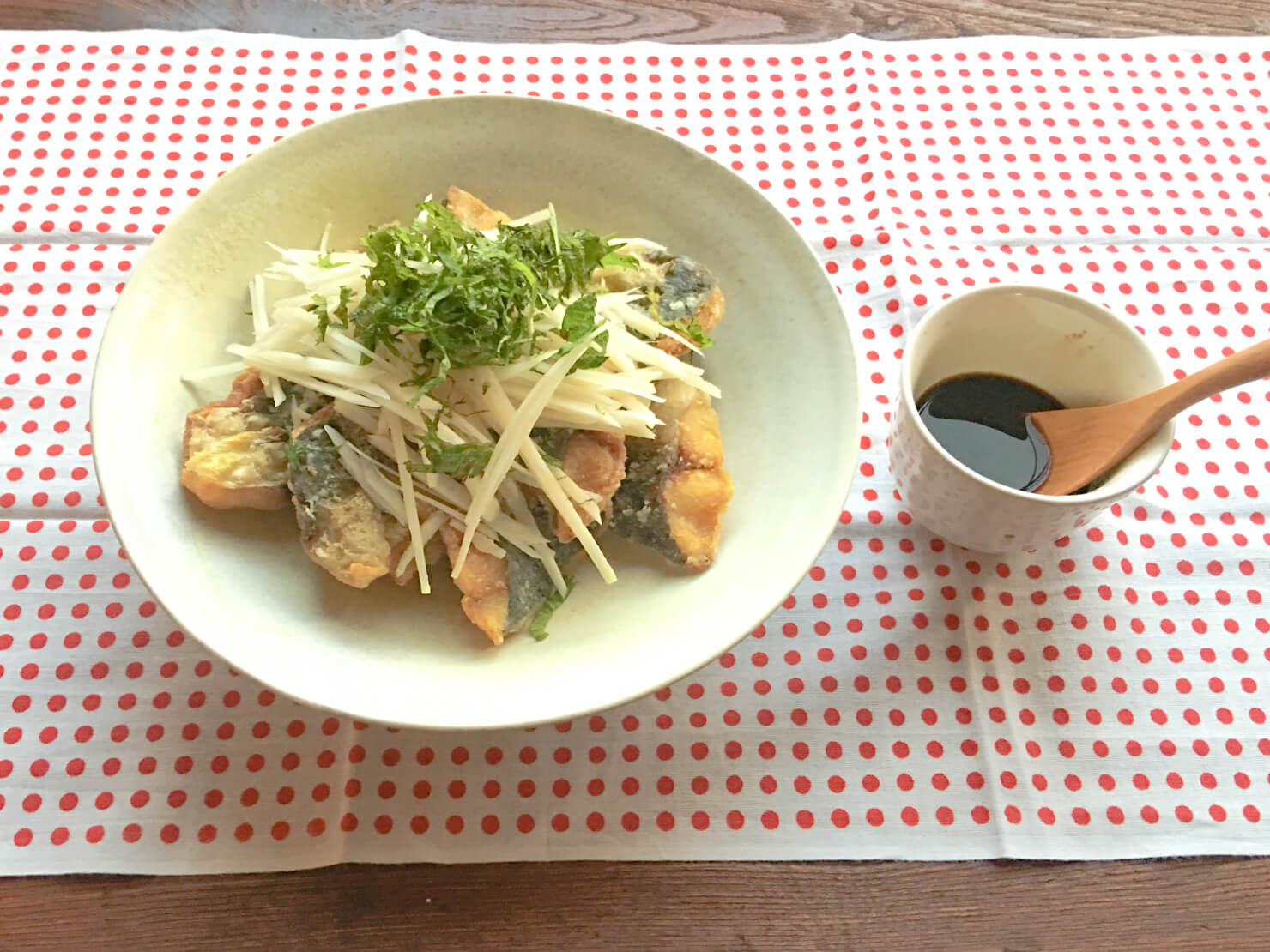 新生姜を食べるアジの唐揚げの写真