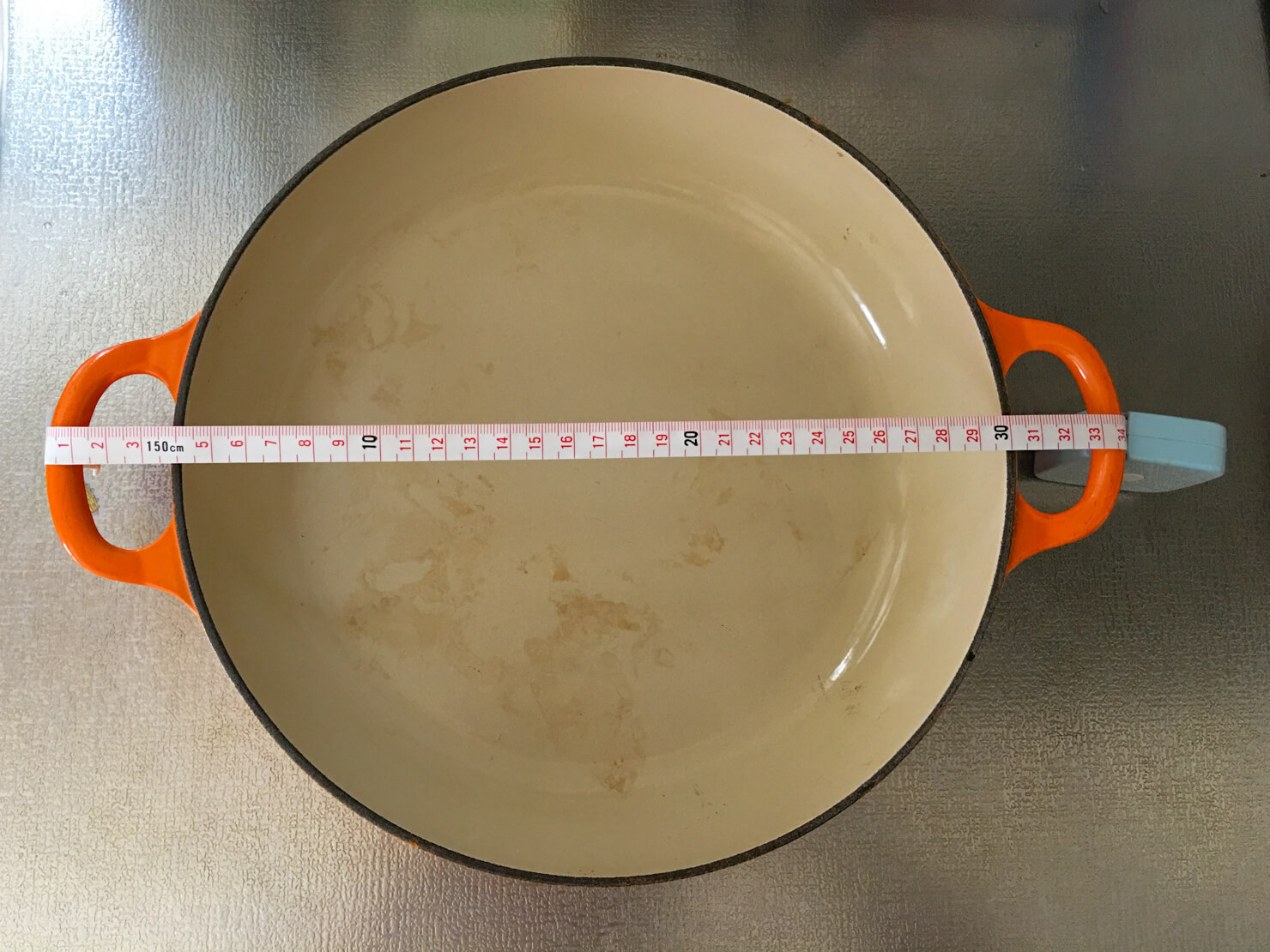 ル・クルーゼのビュッフェキャセロールのサイズを測っている写真