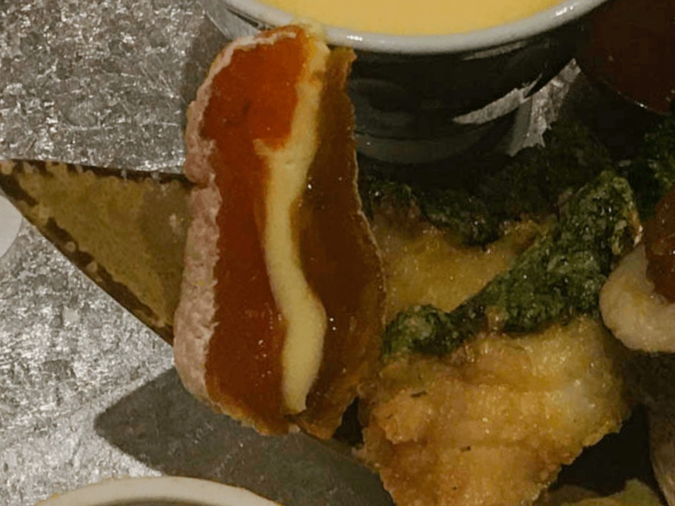 干し柿チーズと魚の竜田揚げの写真