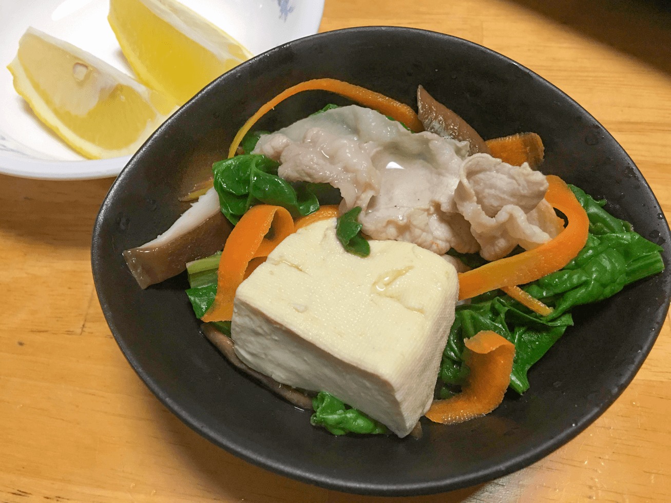 ほうれん草と豚肉とシイタケの塩レモン鍋を取り分けた写真