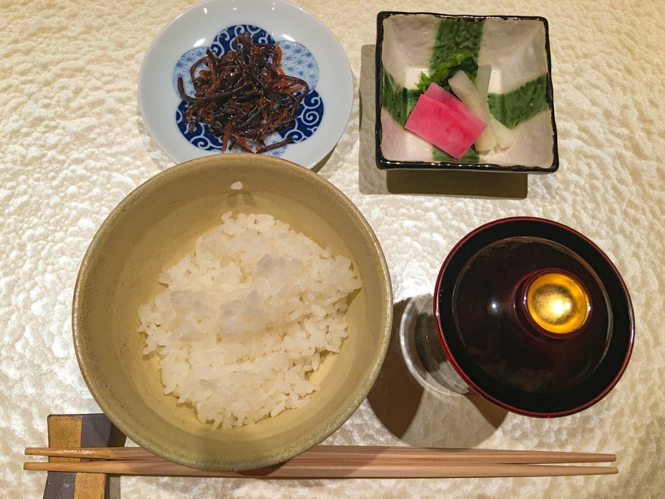 ご飯と味噌汁の写真