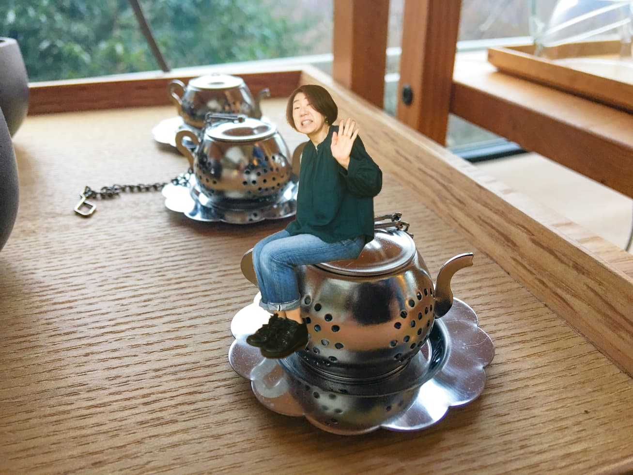 50代旅行コーデでお茶のポットに座るガッツの写真