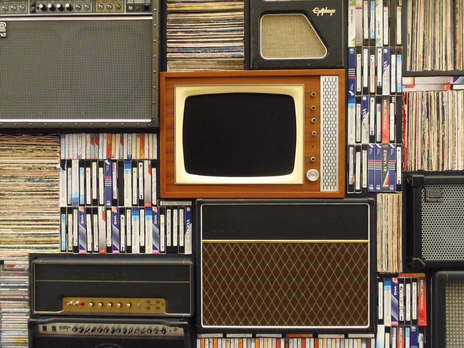 レコードやテレビがある部屋の写真