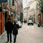 街を歩く夫婦の写真