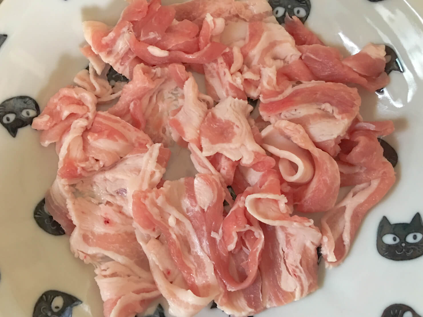 皿の上に置いた肉の写真