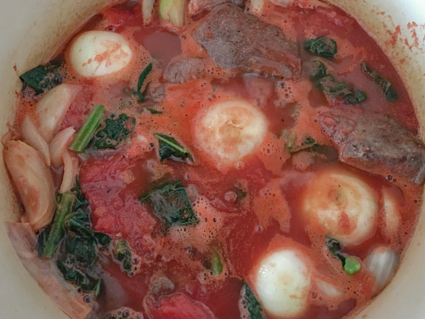 牛スネ肉とカーボロネロのトマト煮込みを煮ている写真