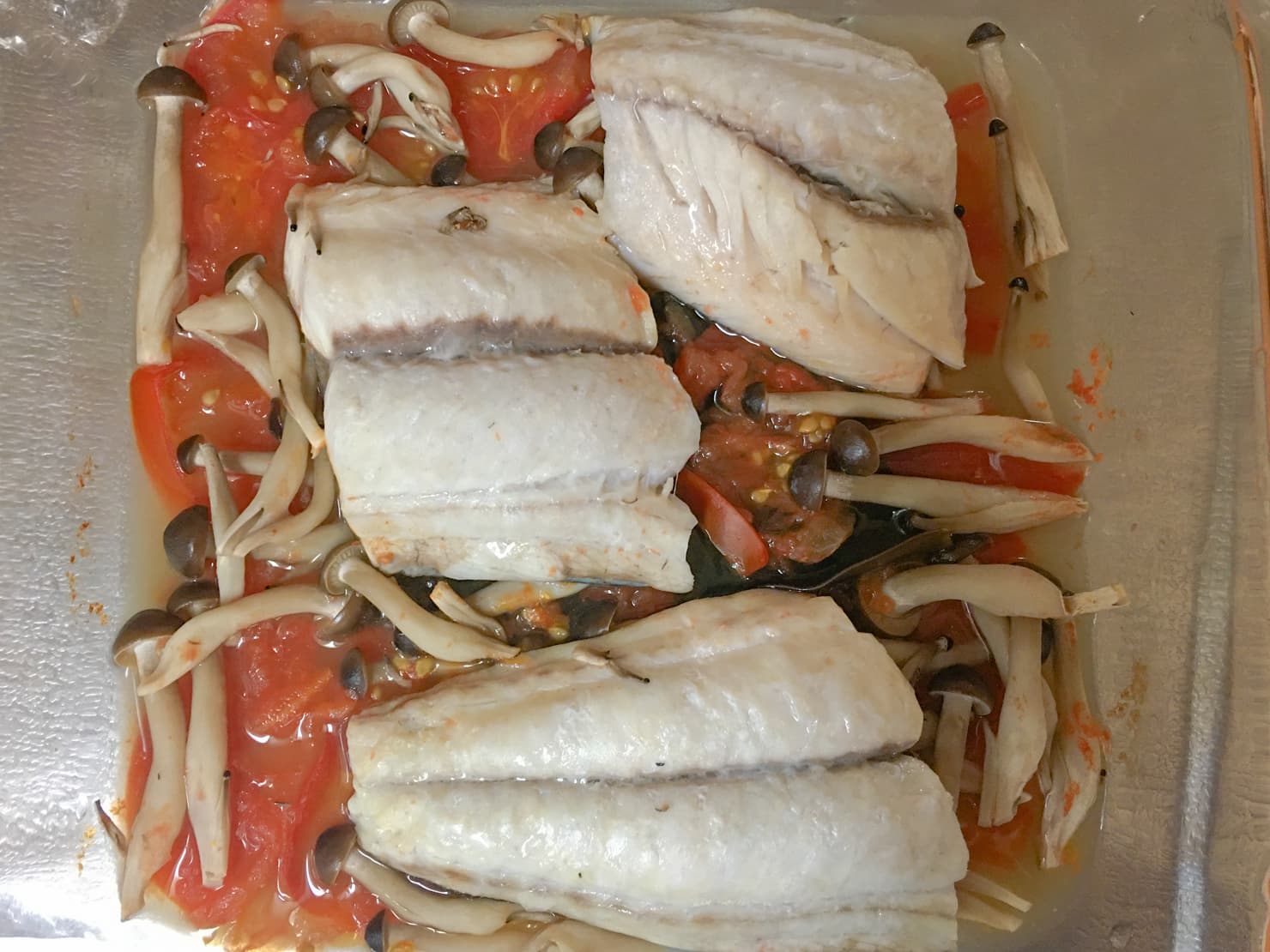 白身魚としめじの中華トマト蒸しの写真