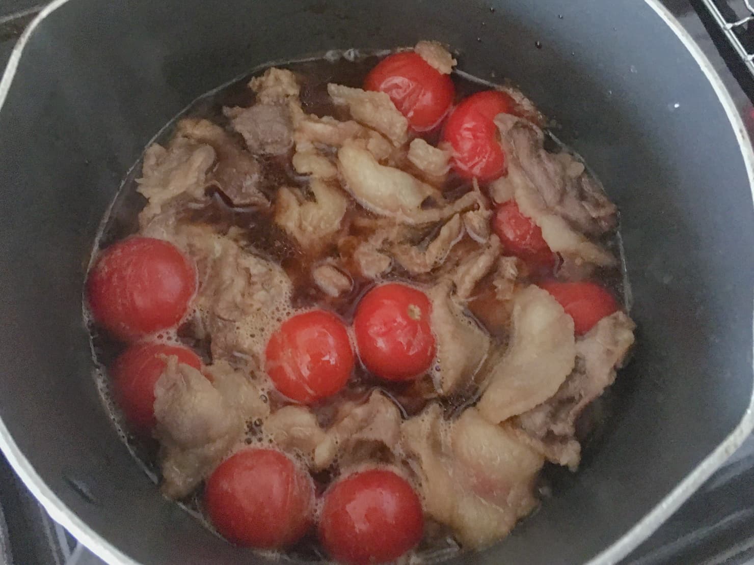 豚肉とミニトマトを煮た写真