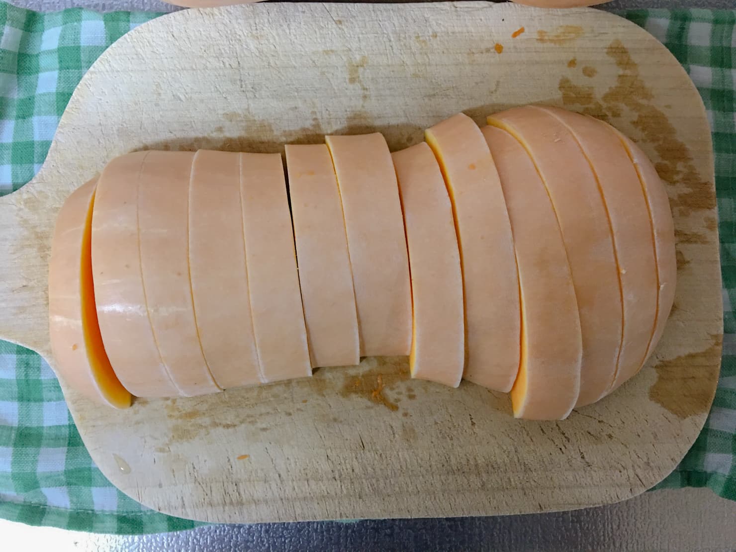 バターナッツかぼちゃを切ったところの写真