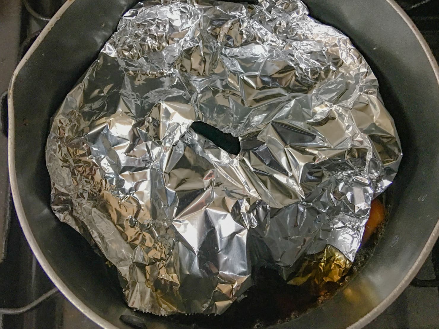 アルミホイルで落しぶたをした鍋の写真