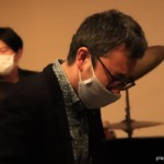 海野雅威がピアノを弾いている写真