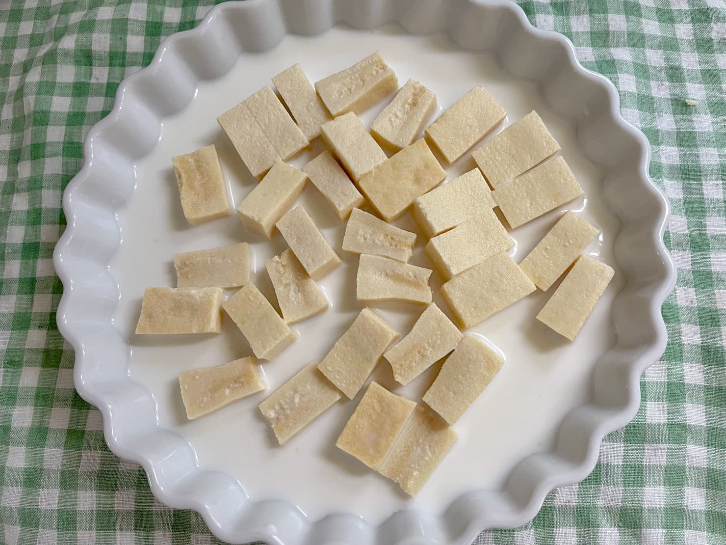 高野豆腐を牛乳に浸している写真