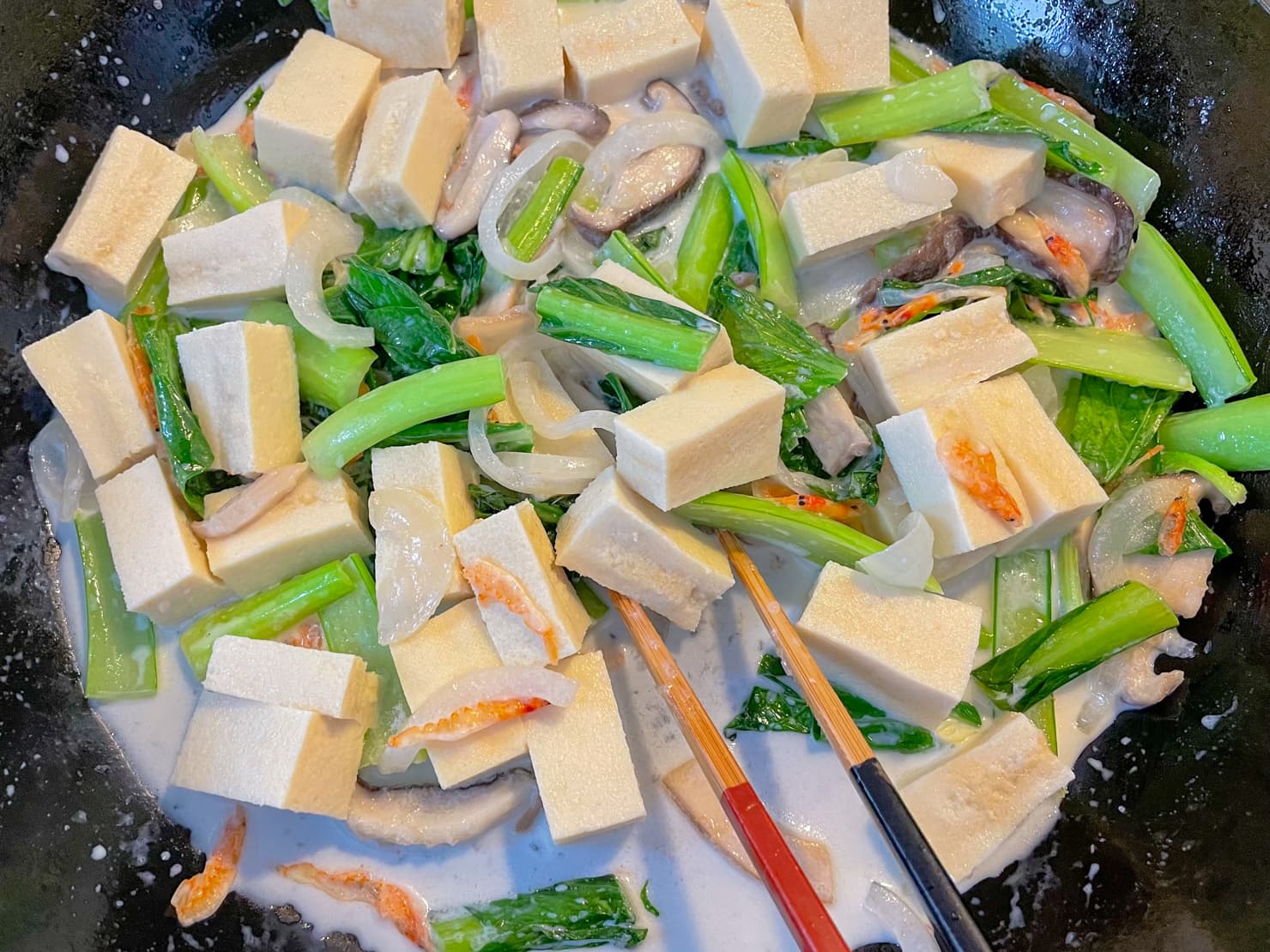 炒めた野菜と戻した高野豆腐を混ぜたところの写真