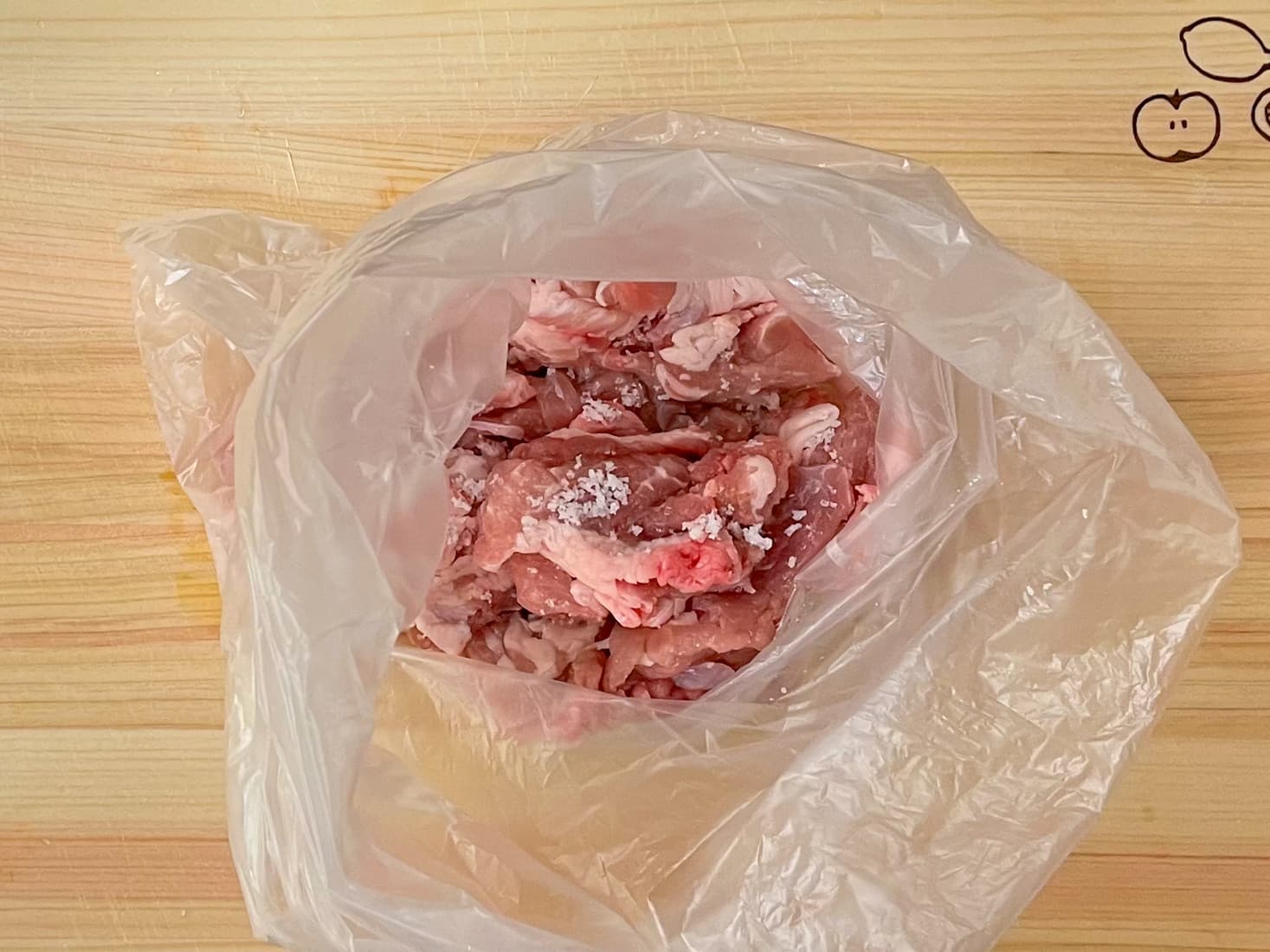豚こま肉に塩を置いたところの写真