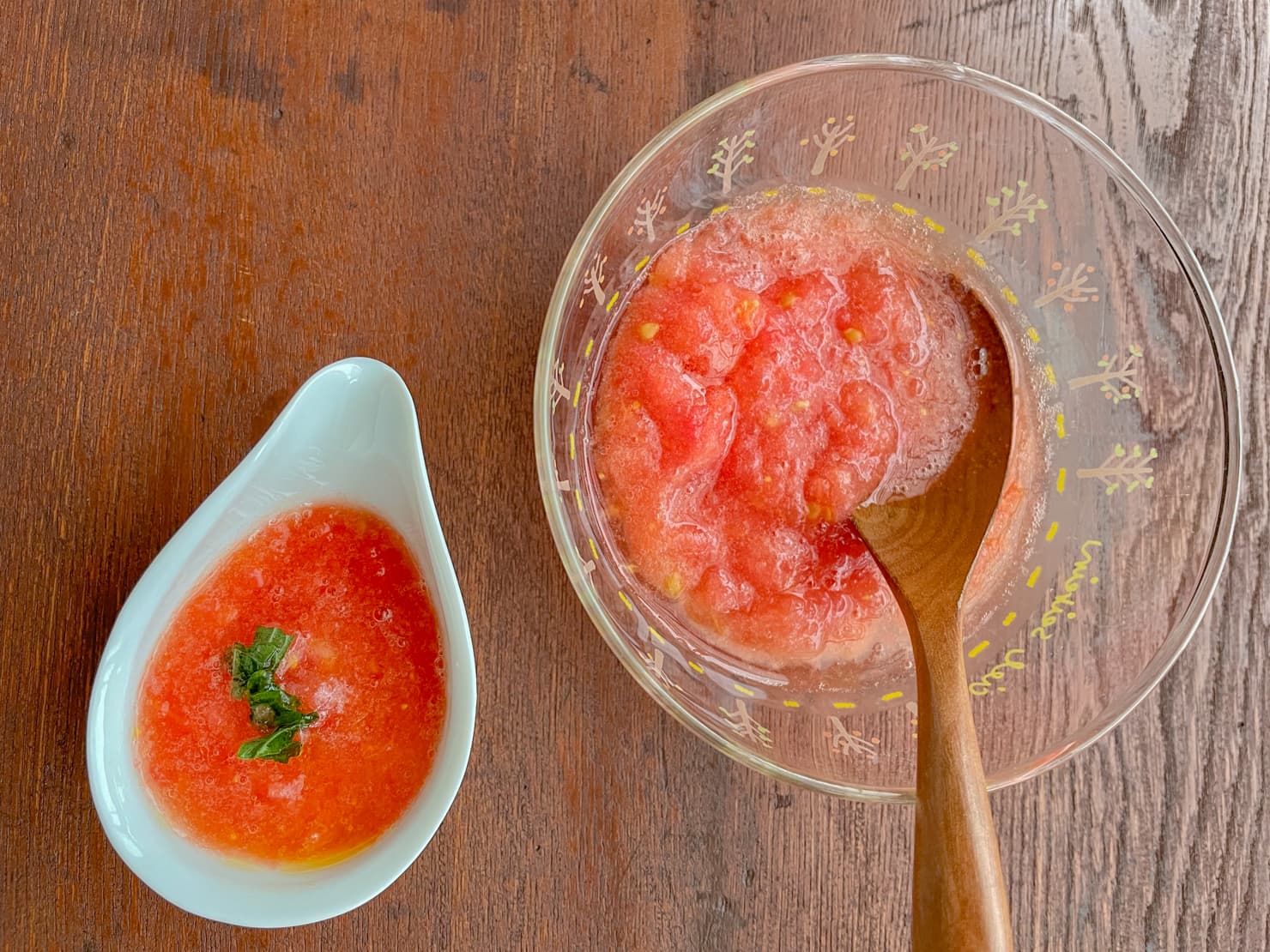 トマトをすりおろすだけで作る前菜とデザートの写真