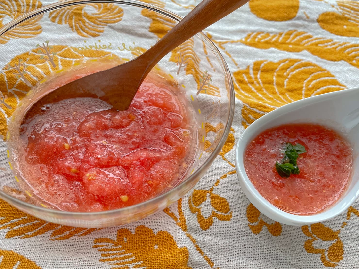 トマトをすりおろすだけで作る前菜とデザートの写真