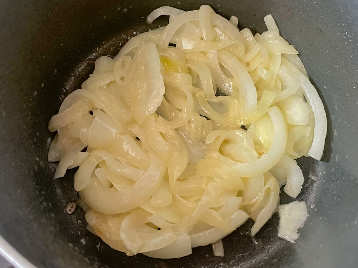 玉ねぎをバターで炒めたところの写真